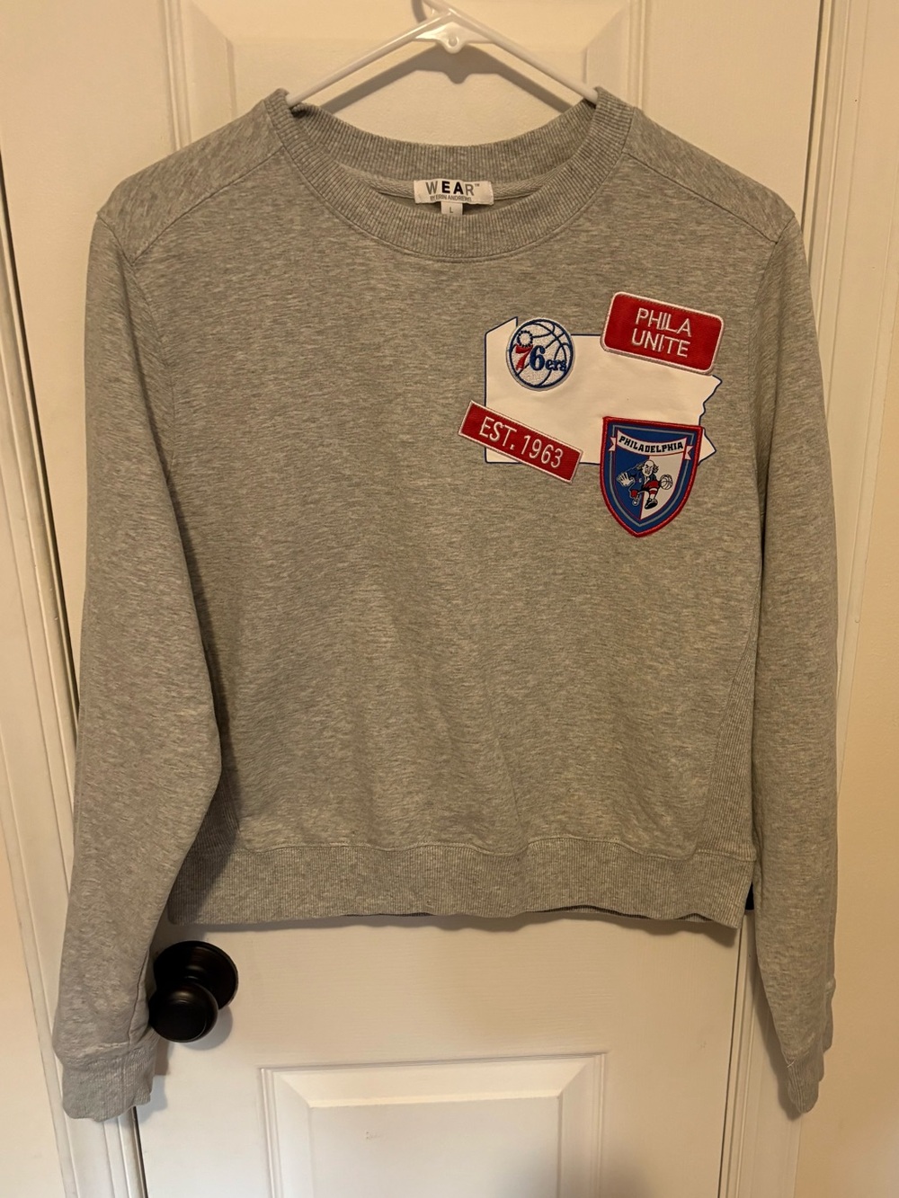 WEAR BY ERIN ANDREWS Women's Gray Crewneck Sweatshirt with Patch Graphic - L